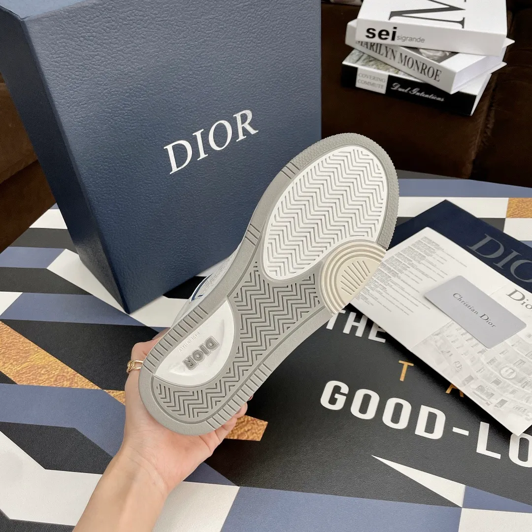 👟👟Ex-factory price 480👟👟 .(3D printing +20) Dior Dior🔥Counter genuine 1-1 top version (you can compare with the original version) The top version is made not blown out👍 👫Contrast color positioning and splicing design! Fashionable and casual personality! Look like a goddess on your feet! Simple line design, three-dimensional cutting, super invincible and stylish, looks good no matter how you match it. The super popular elements and colors make the whole set youthful and beautiful. It can easily catch the eye in the crowd. It is casual, comfortable, fashionable and versatile, a high-quality casual suit with no sense of age. ✅Fabrics: imported first-layer cowhide + high-tech laser technology. ✅Inner lining: imported transparent silk fabric. ✅Feet: original molded feet. ✅Outsole: original molded 1:1 two-color T👟👟factory price U outsole ✅Method: original 1:1 full set of lasts ✅Female size: 35～40 ✅Male size: 38～45